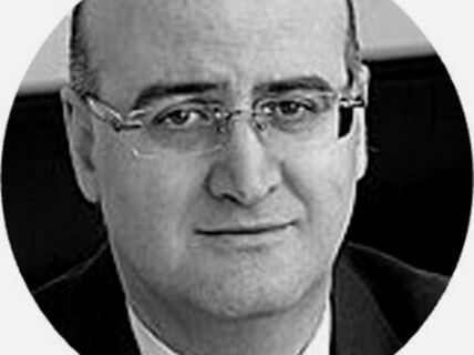 Portrait of a man with glasses.