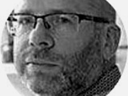 Portrait of a man with glasses.