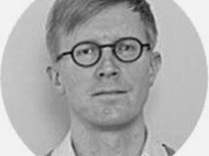 Portrait of a man with glasses.