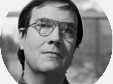 Portrait of a man with glasses.